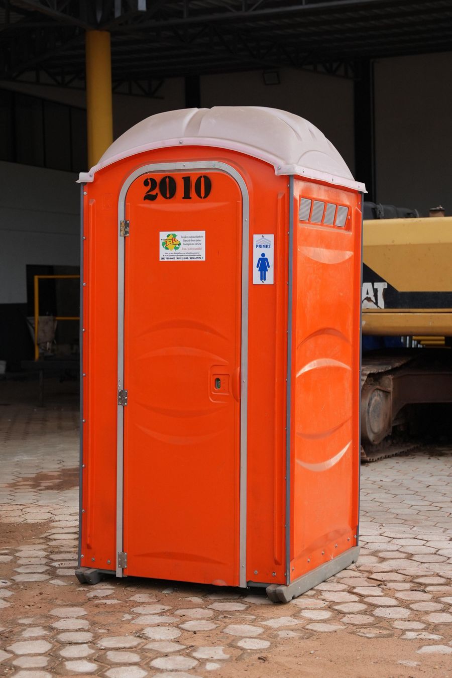 Cabine sanitária individual da LR Service no pátio