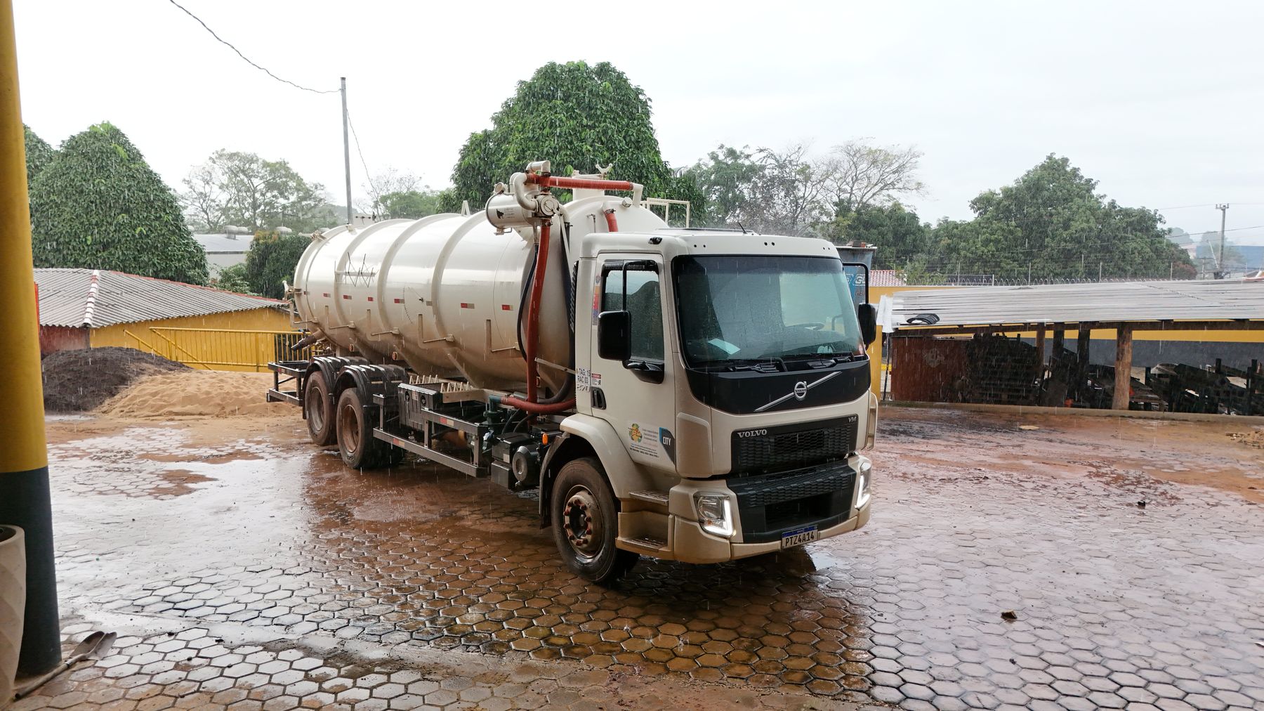 Caminhão de sucção Volvo da LR Service no pátio da empresa